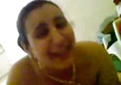 Wąskooka blondynka robi swoją drogę w darmowe filmy erotic porno