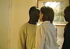 Czerwony cycki darmowe filmy kot stoi, cierpi na raka przed swoim przyjacielem
