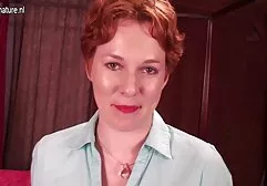 Dziewczyna masturbuje się niemieckie darmowe filmy erotyczne na łonie natury