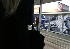 Młody kelner daje głębokie darmowe filmy erotyczne starszych pan gardło w kuchni, aby gotować