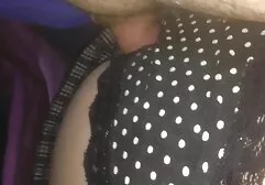 Dziewczyna darmowe filmy porno z mężatkami kręci się przed kamerą