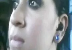 Kurwa młoda prostytutka pozuje jej krótkie filmy erotyczne za darmo ulubiony